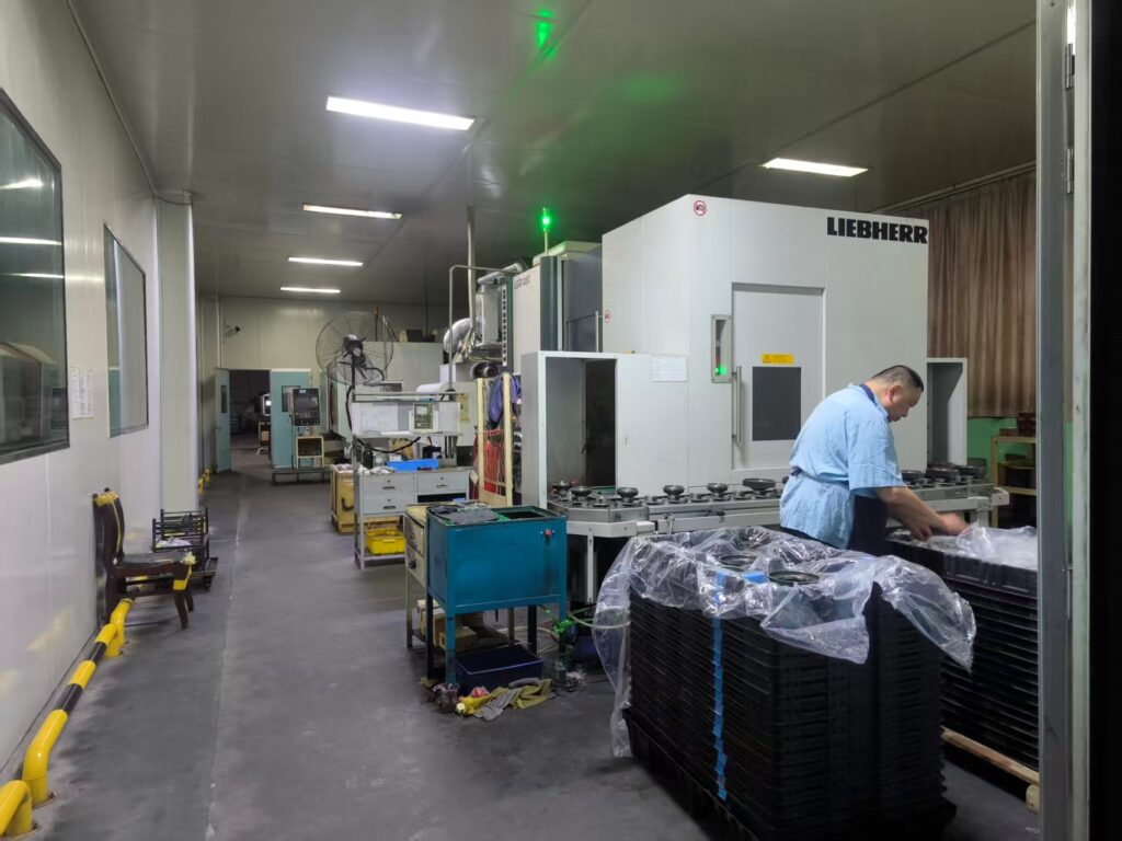 The gear grinding machine can achieve both extremely short grinding times and stable high quality through a single spindle